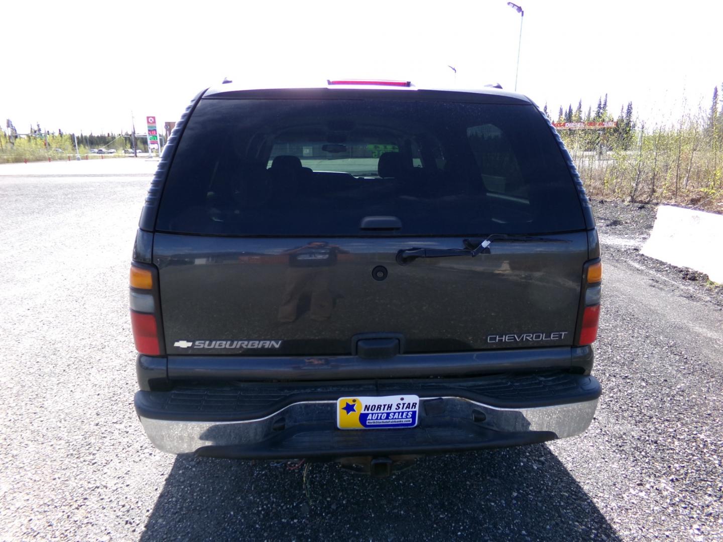 2005 Grey /Grey Chevrolet Suburban 1500 4WD (1GNFK16Z55J) with an 5.3L V8 OHV 16V FFV engine, 4-Speed Automatic Overdrive transmission, located at 2630 Philips Field Rd., Fairbanks, AK, 99709, (907) 458-0593, 64.848068, -147.780609 - Photo#3